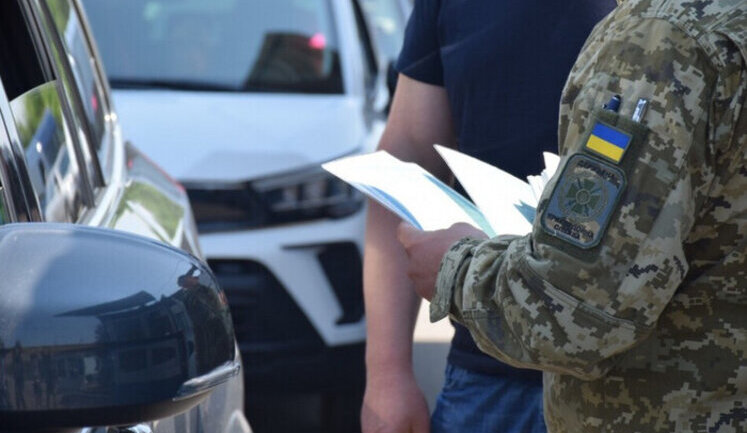 Майже 10 українських водіїв обмежили у праві керування авто через порушення правил військового обліку