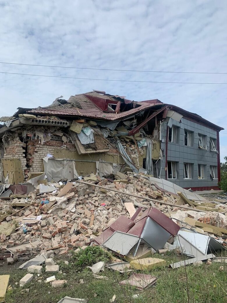 Вночі окупанти завдали удару по Комишувасі, зруйнована гімназія 01 Вночі окупанти завдали удару по Комишувасі, зруйнована гімназія 01