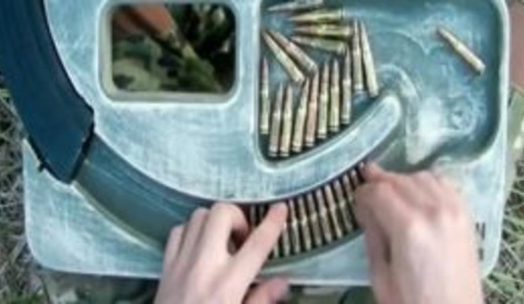 Арабский блогер поразил фейсбук, показав, как украинский солдат мгновенно снаряжает автомат, - 4.5 миллиона просмотров. ВИДЕО