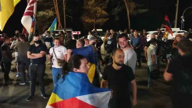 Біля дачі Зеленського в Кончі-Заспі протестують проти спроби спільної з окупантами інспекції позицій ЗСУ 10