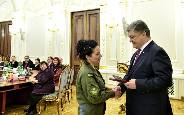 Порошенко наградил выдающихся украинок 07