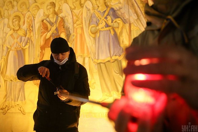 У центрі Києва вшанували память кіборгів, які захищали донецький аеропорт - запалили 244 лампадки 05