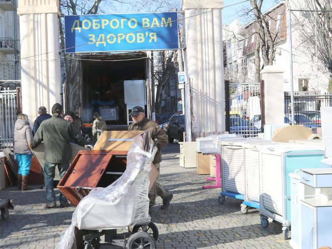 У рамках гуманітарної ініціативи Допомога Схід військово-медичним закладам Одеси передали обладнання на майже 800 тис. грн, - Наєв 03