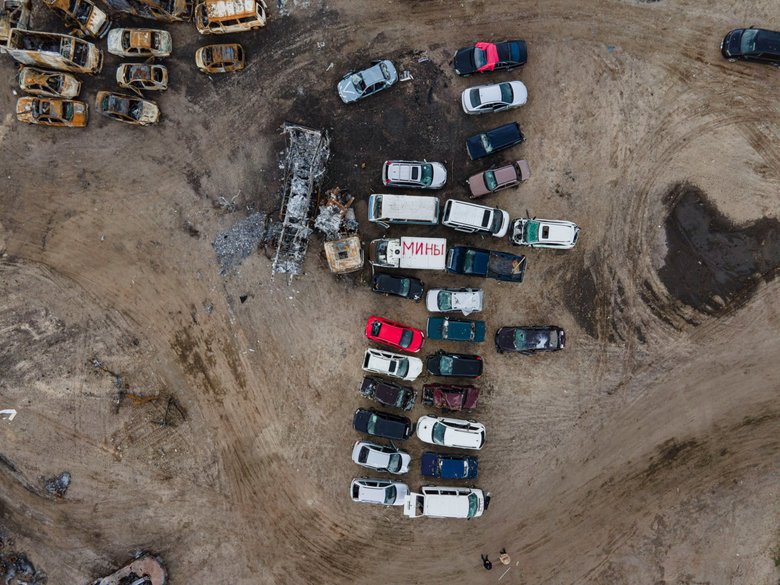 Кладовище розстріляних автомобілів цивільних в Бучі 04