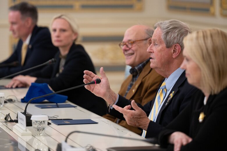 Вдячні вам за допомогу, лідерство та фінансову підтримку, - Зеленський зустрівся з делегацією американських конгресменів 03