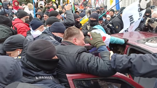 ФОПы попытались установить палатки на Майдане Незалежности: между митингующими и правоохранителями произошли стычки 38