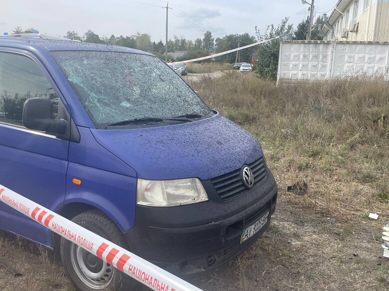 Car hit by anti-tank mine explodes in Makariv, Kyiv region, injuring 3 people 02