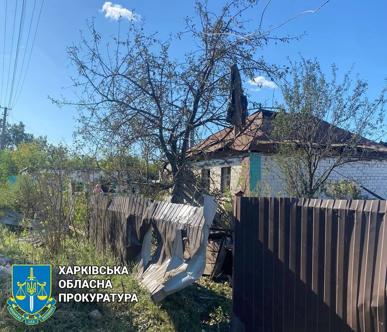 Последствия удара авиабомбой по селу Купянского района 03