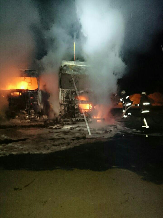 3 вантажівки згоріли вночі в Миколаєві 05