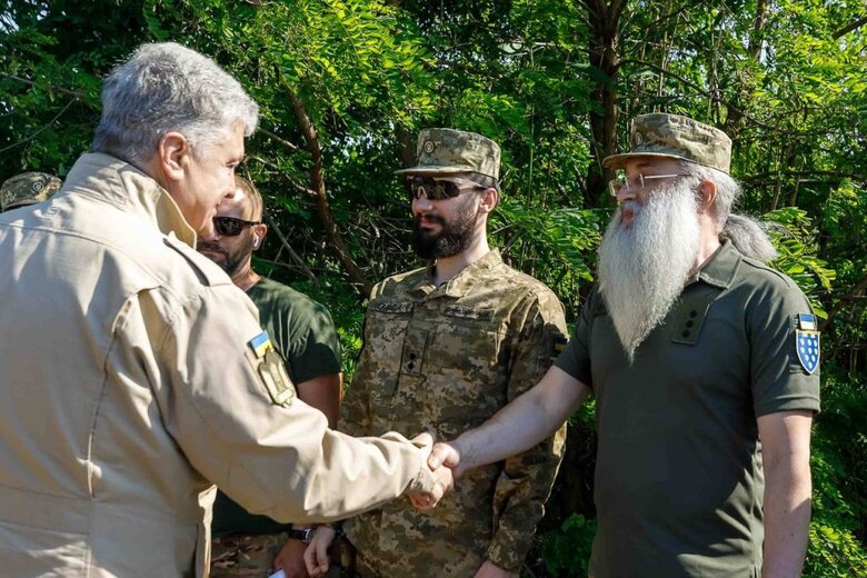Порошенко передав одній з артилерійських бригад екскаватори