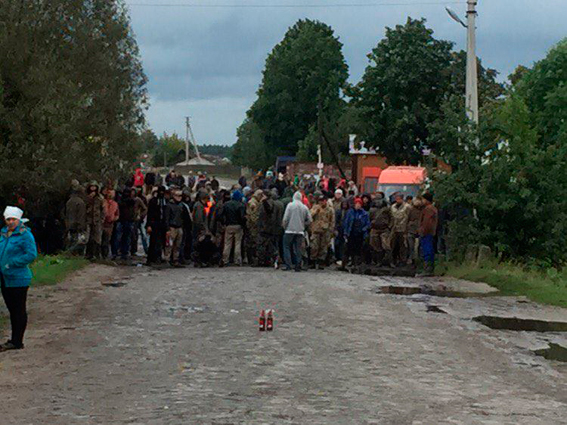 Поліцейські Рівненщини припинили конфлікт між нелегальними копачами бурштину та лісниками 01