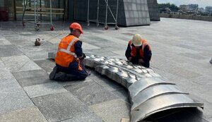 Soviet coat of arms began to be dismantled from "Motherland" monument. PHOTO