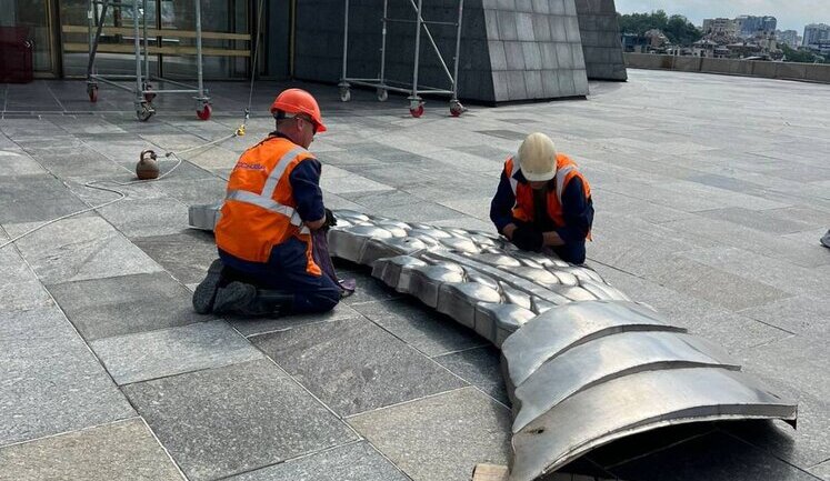 Soviet coat of arms began to be dismantled from "Motherland" monument. PHOTO