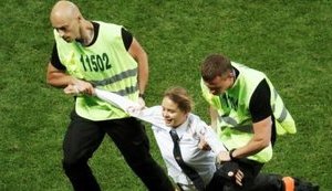 "Міліціонер вступає в гру". Учасники Pussy Riot вибігли на поле під час фіналу ЧС із вимогою звільнити політв'язнів у РФ. ВIДЕО
