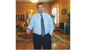 Один день Виктора Федоровича. Янукович снимается в американском кино и собирается отметить День рождения английской королевы.