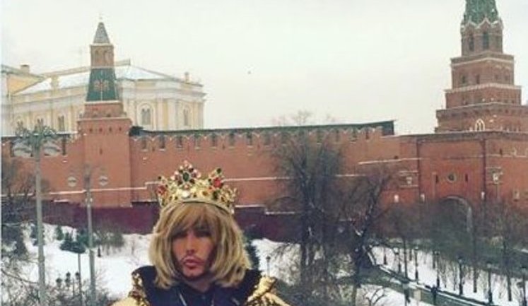 Российского шоумена Зверева вызывают в полицию за пикет под Кремлем против строительства завода по розливу воды из Байкала