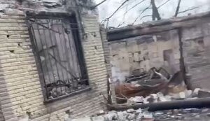 Окупанти дивуються заможності обійстя в українському селі: "Домик в деревне, бл#дь! Три гаража. По-любому там машины были!". ВIДЕО