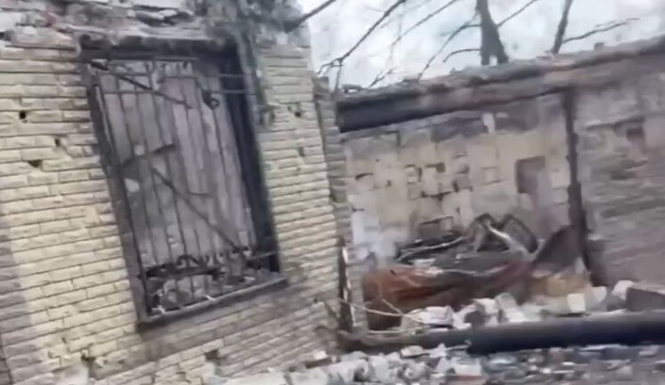 Окупанти дивуються заможності обійстя в українському селі: "Домик в деревне, бл#дь! Три гаража. По-любому там машины были!". ВIДЕО