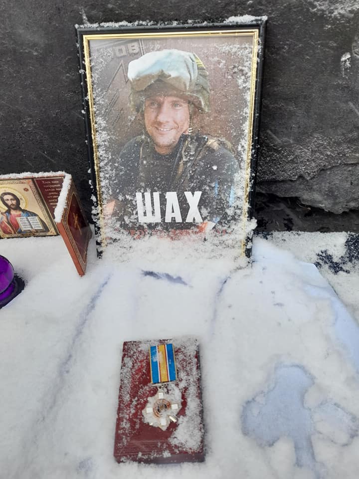 Меморіальну дошку воїну Азова Едуарду Шахову, вбитому російським снайпером на Донбасі, відкрили на Херсонщині 04