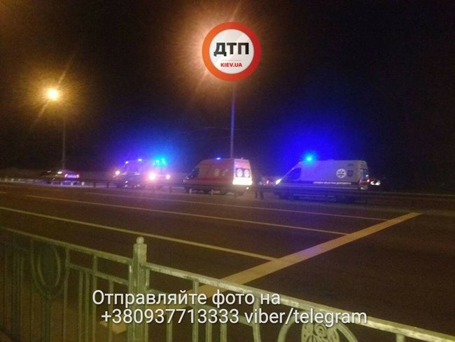 Ночью в Киеве произошло ДТП с участием кареты скорой помощи, перевозившей ребенка. Пострадали 4 человека 02