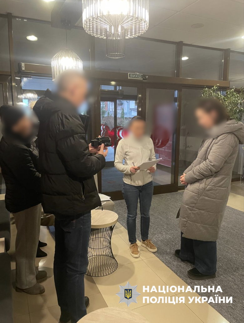 полицейские разоблачили служащих