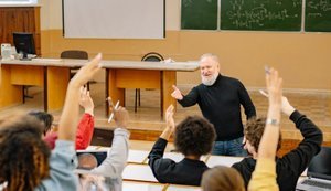 Уряд направить понад 2,5 мільярда на нові зарплати викладачів: хто отримає доплати у 2026 році?