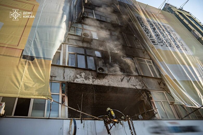 У Києві рятувальники ліквідували пожежу в офісній будівлі