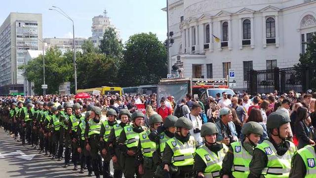 Учасники КиївПрайду рушили за зміненим маршрутом 06
