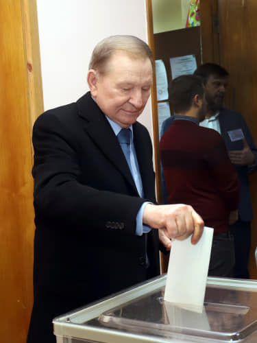 Україна потребує змін, - Кучма проголосував на виборах 02