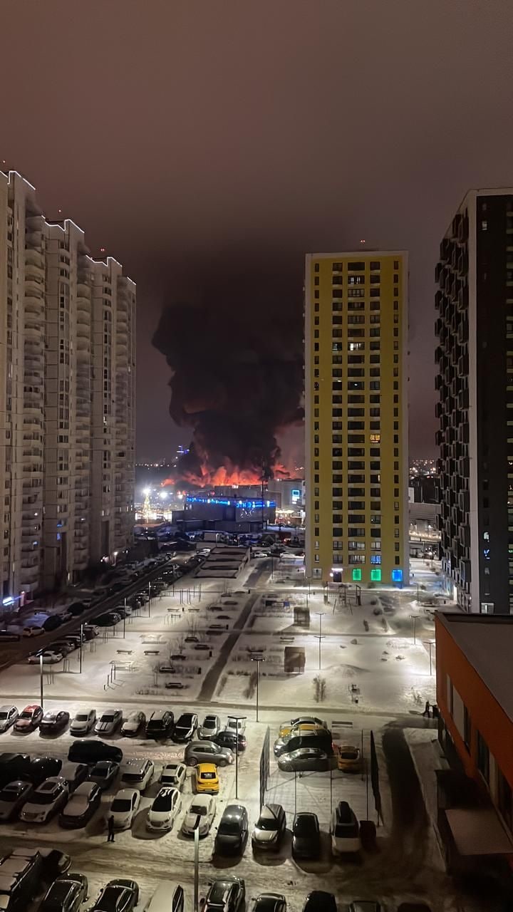 Під Москвою спалахнула масштабна пожежа у торговому центрі 01