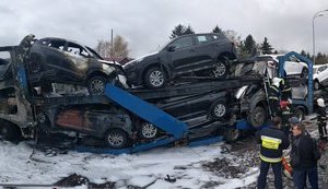 Два автовоза столкнулись на Ривненщине: сгорели водитель и шесть новых внедорожников. ФОТОрепортаж