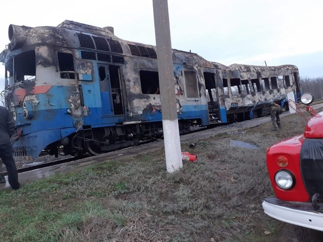 Дизельний потяг із пасажирами загорівся під Миколаєвом 02