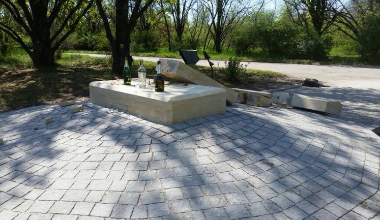 Вандали зруйнували встановлений тиждень тому пам'ятний знак захисникам України на Хортиці. ФОТОрепортаж