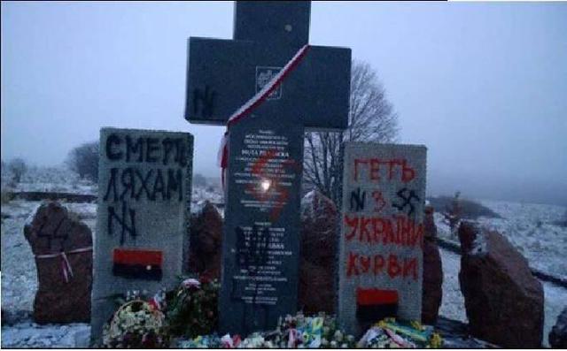 Вандали знову розмалювали памятники загиблим полякам на Львівщині 01