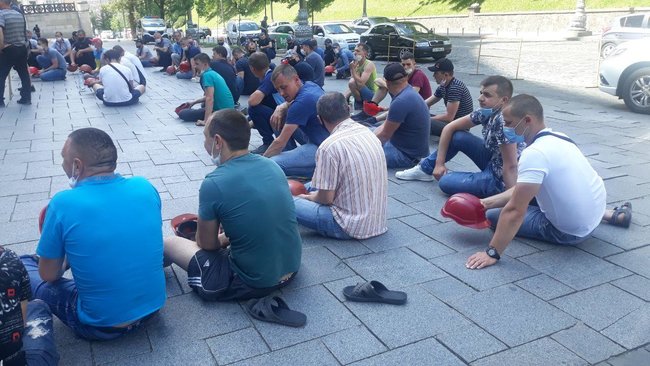 Чотири місяці без зарплати: шахтарі з Червонограда мітингують під Кабміном 03