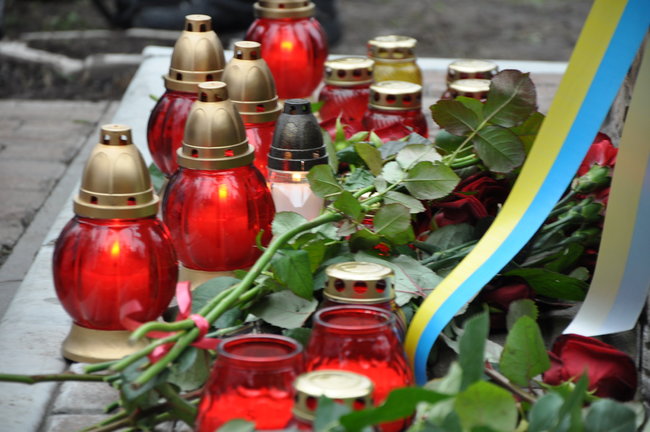 Поминальный молебен прошел на аллее Героев Небесной Сотни в Киеве 03