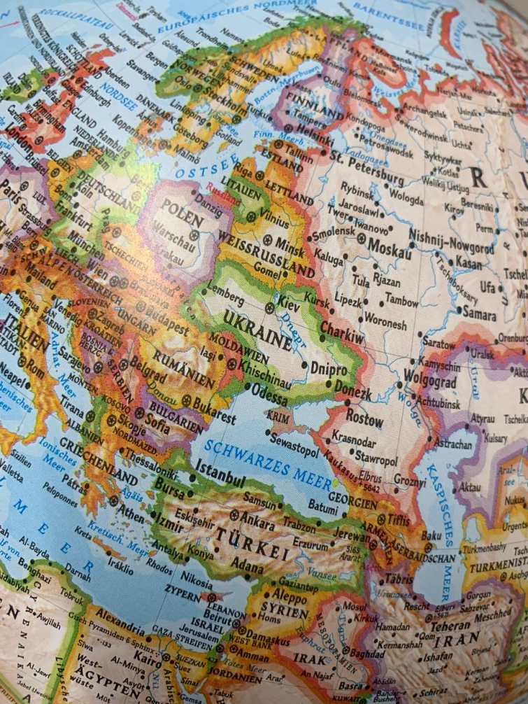 В Європі продаються десятки мап з російським або нічийним Кримом 02