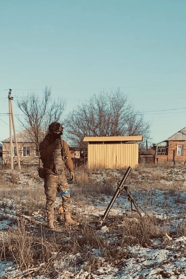Нацгвардеец Иван Криворотько: Это был лес, но деревьев в нем не было. Были пеньки максимум в 1,5 метра, обрезанные артиллерией. И вдобавок к этому - очень много трупов, частей тел 06
