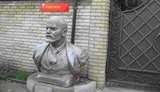 &amp;quot;Тупик коммунизма&amp;quot; - в Донецке судья выставил огромные бюсты Ленина и Сталина перед своим домом за $ 2 млн. ФОТОрепортаж.