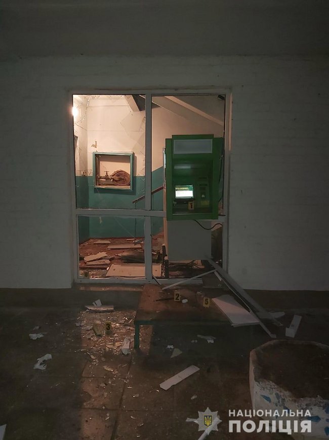 На Харківщині вночі підірвали банкомат, викрадено понад 2 млн грн, - Нацполіція 02