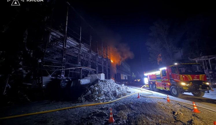 В Киеве из-за российского удара загорелось нежилое здание. ФОТОРЕПОРТАЖ