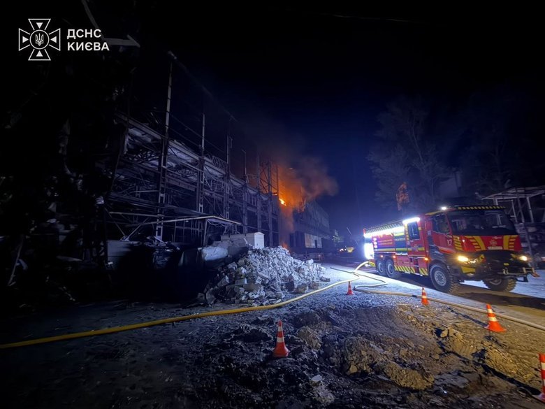 РФ вдарила по Києву: у Голосіївському районі загорілася нежитлова будівля