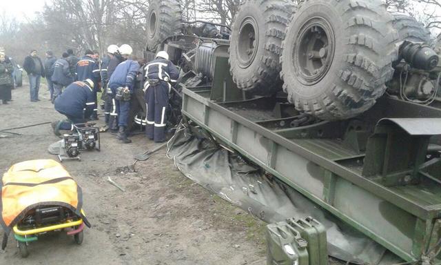 Военный грузовик перевернулся в Запорожье: погиб водитель 02