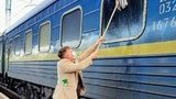 Грязь оказалась "древней и устойчивой": датчанин купил швабру и самостоятельно помыл окно поезда "Укрзализныци". ФОТОрепортаж
