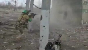 Soldiers storming and clearing building with occupiers in Toretsk: "We have gained foothold on ground floor. Four captured f#ggots". VIDEO