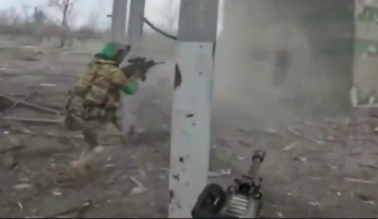 Soldiers storming and clearing building with occupiers in Toretsk: "We have gained foothold on ground floor. Four captured f#ggots". VIDEO