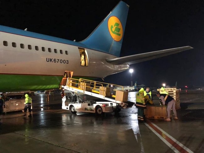 Самолет с второй партией защитных медицинских костюмов, купленных Фондом Порошенко и компанией Рошен в Южной Корее, приземлился в Борисполе 03