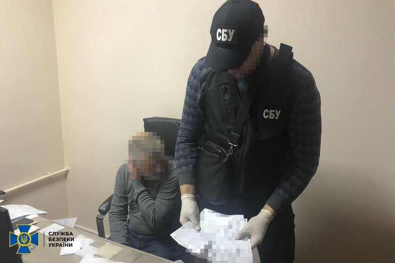 Лікар у Дніпрі щоденно створював близько 30 фейкових сертифікатів про COVID-вакцинацію, за кожен він брав 2,5 тис. грн 03 Лікар у Дніпрі щоденно створював близько 30 фейкових сертифікатів про COVID-вакцинацію, за кожен він брав 2,5 тис. грн 03