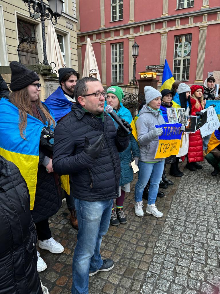 В Гданьске протестовали против ракетных атак РФ по Украине 03 В Гданьске протестовали против ракетных атак РФ по Украине 03