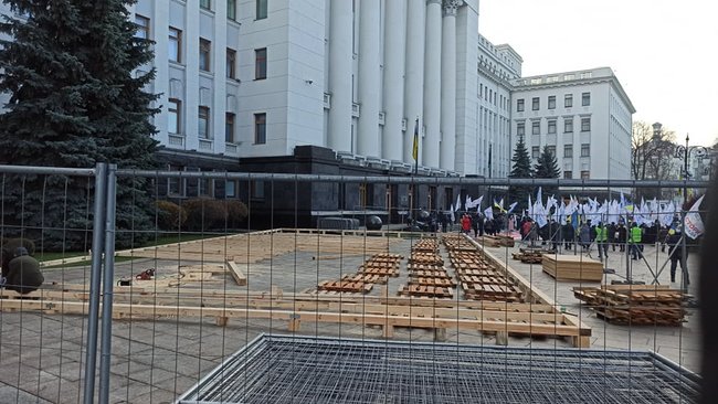 Под Офисом Президента монтируют каток 08